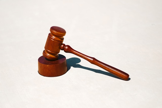 Kontakt en strafferetsadvokat: nøglen til effektivt forsvar i retssager