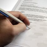 Sådan søger du job som ung og får styr på dine udgifter