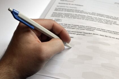 Sådan søger du job som ung og får styr på dine udgifter